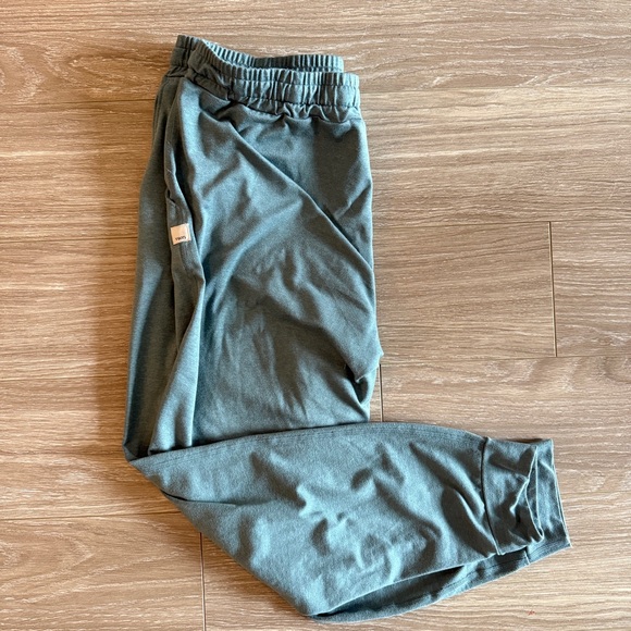 Vuori Performance Jogger in Iron Heather Green women’s size Medium - Picture 5 of 7